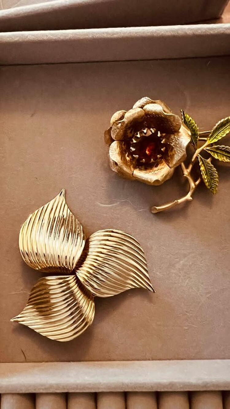 Vintage Sarah Coventry Brooches – Gold Tone Rose Flower & Textured Leaf Pins